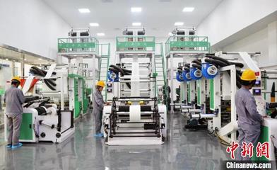 华阳集团纤维新材料公司的两条生物降解塑料生产线安装调试完毕,进入试生产阶段。 华阳集团供图